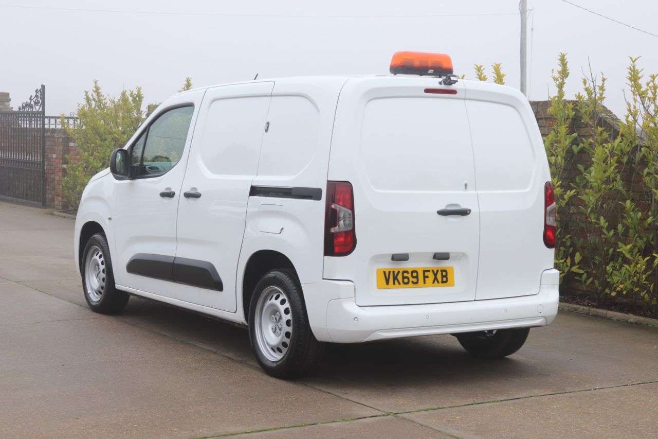 A 2019 VAUXHALL COMBO 1.5 Turbo D 2000 Sportive Panel Van 4dr Diesel Manual L1 H1 Euro 6 (s/s) (1 A 2019 VAUXHALL COMBO 1.5 Turbo D 2000 Sportive Panel Van 4dr Diesel Manual L1 H1 Euro 6 (s/s) (1