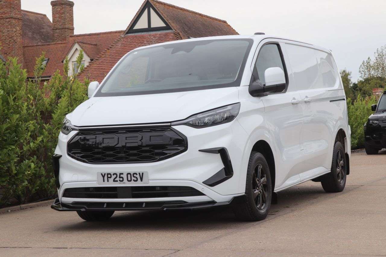 A 2025 FORD TRANSIT CUSTOM 2.0 320 EcoBlue Limited Panel Van 5dr Diesel Auto L1 H1 Euro 6 (s/s) (170 p A 2025 FORD TRANSIT CUSTOM 2.0 320 EcoBlue Limited Panel Van 5dr Diesel Auto L1 H1 Euro 6 (s/s) (170 p
