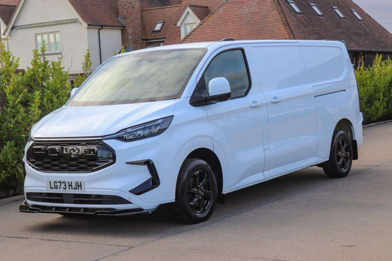A 2023 FORD TRANSIT CUSTOM 2.0 300 EcoBlue Limited Panel Van 5dr Diesel Manual L2 H1 Euro 6 (s/s) (136 A 2023 FORD TRANSIT CUSTOM 2.0 300 EcoBlue Limited Panel Van 5dr Diesel Manual L2 H1 Euro 6 (s/s) (136