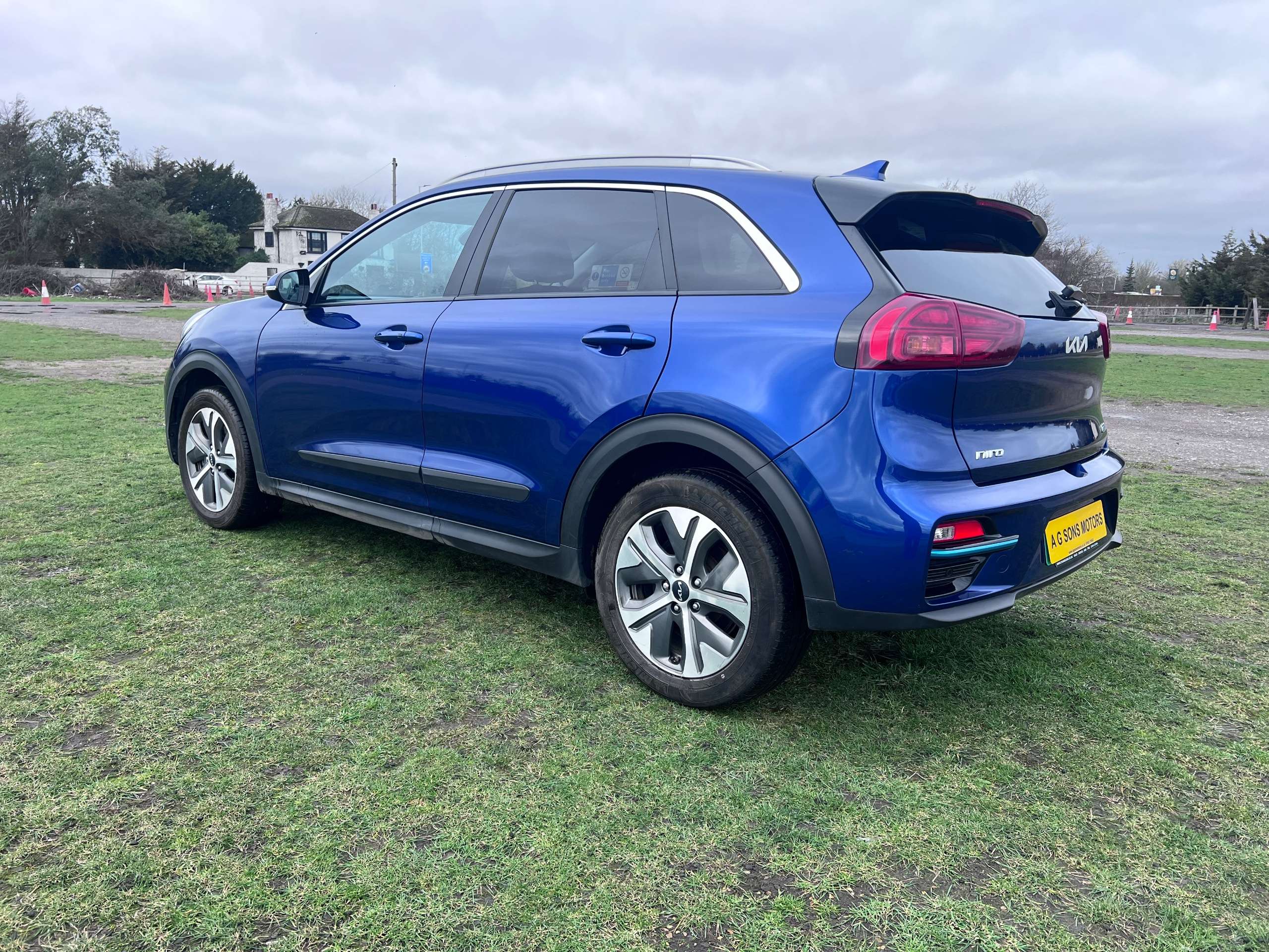 A 2022 KIA NIRO 2 A 2022 KIA NIRO 2