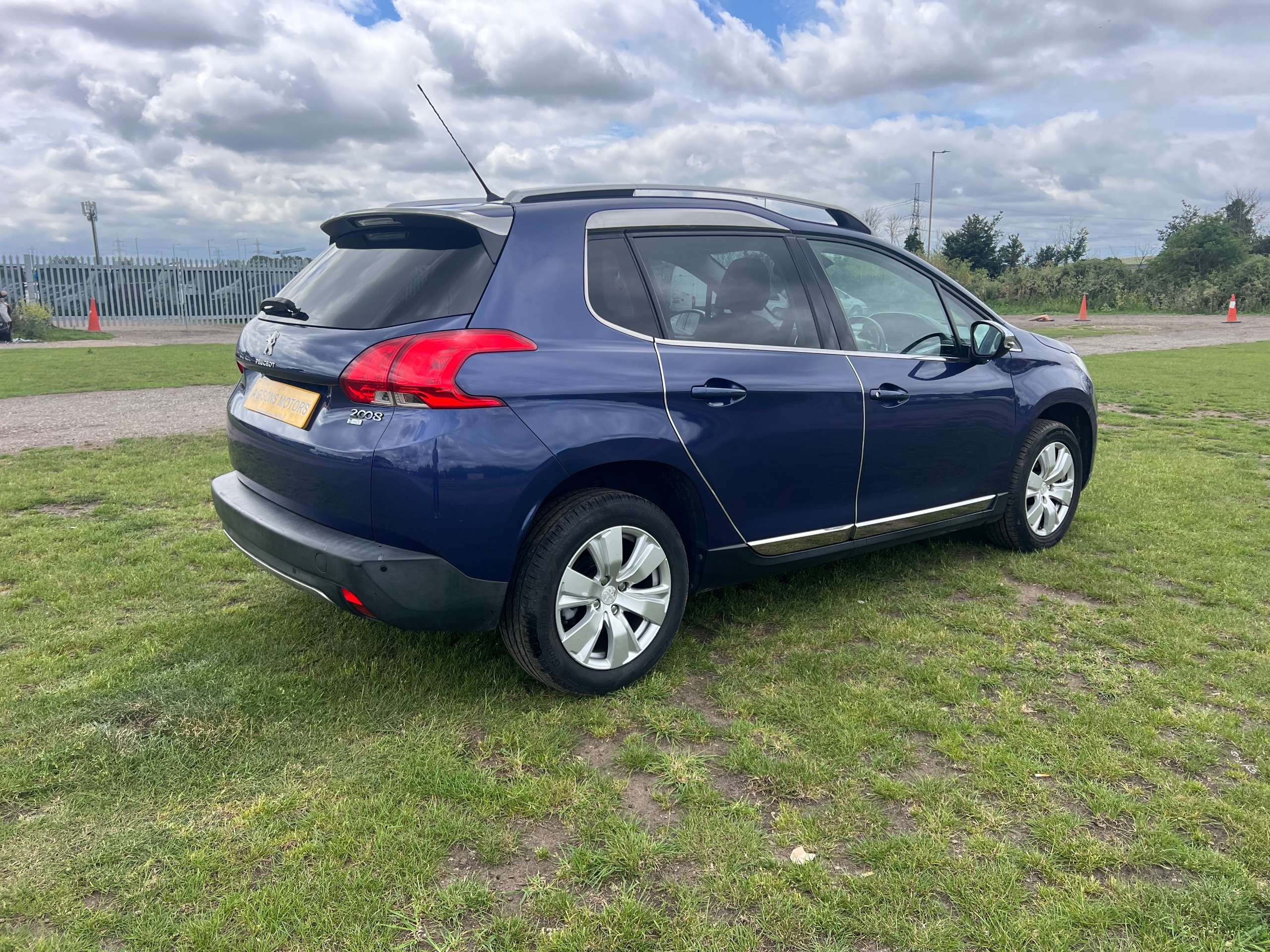 A 2015 PEUGEOT 2008 1.6 e-HDi Allure SUV 5dr Diesel EGC Euro 5 (s/s) (92 ps) A 2015 PEUGEOT 2008 1.6 e-HDi Allure SUV 5dr Diesel EGC Euro 5 (s/s) (92 ps)