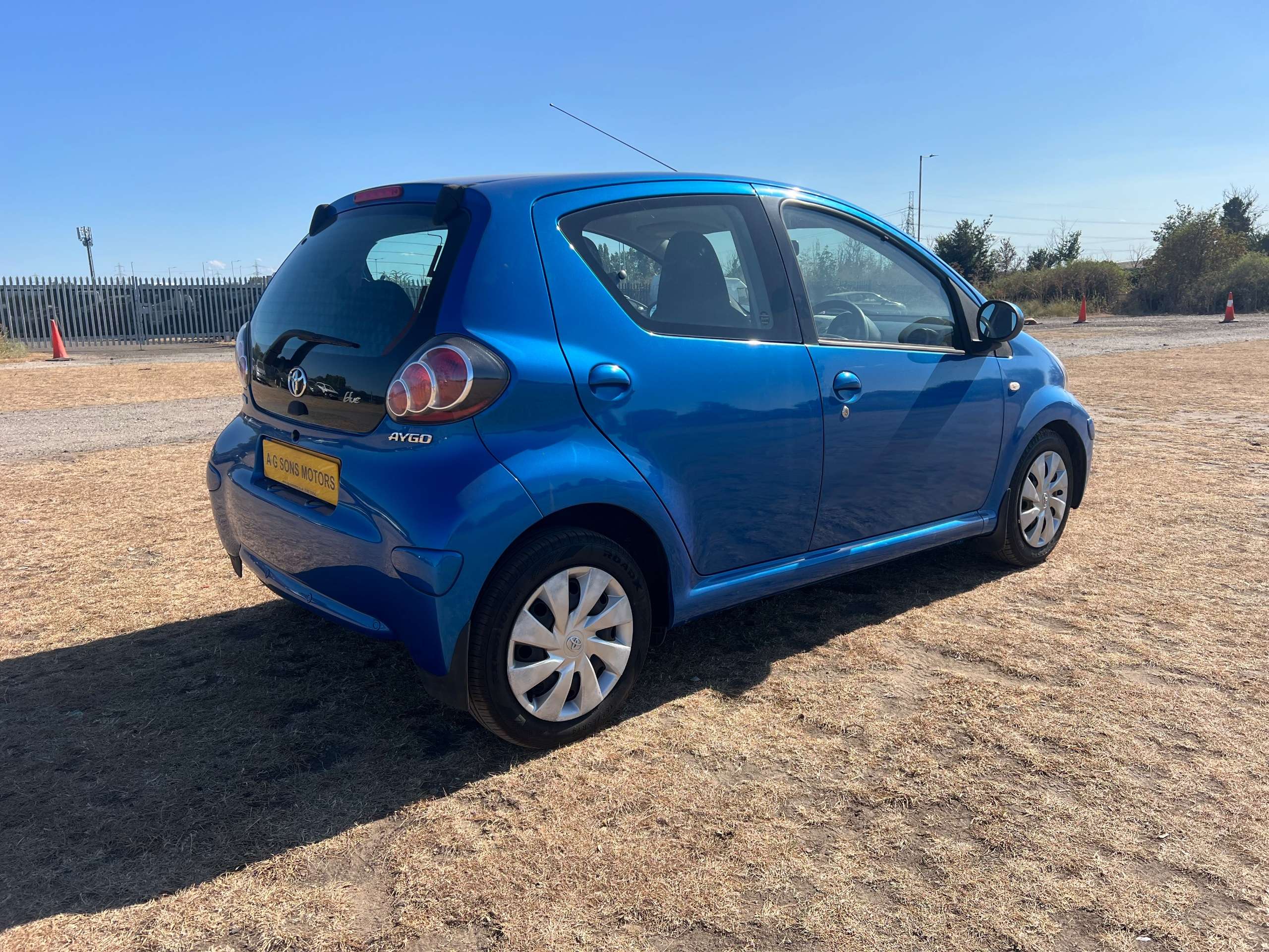 A 2011 TOYOTA AYGO 1.0 VVT-i Blue Hatchback 5dr Petrol MultiMode Euro 4 (67 bhp) A 2011 TOYOTA AYGO 1.0 VVT-i Blue Hatchback 5dr Petrol MultiMode Euro 4 (67 bhp)