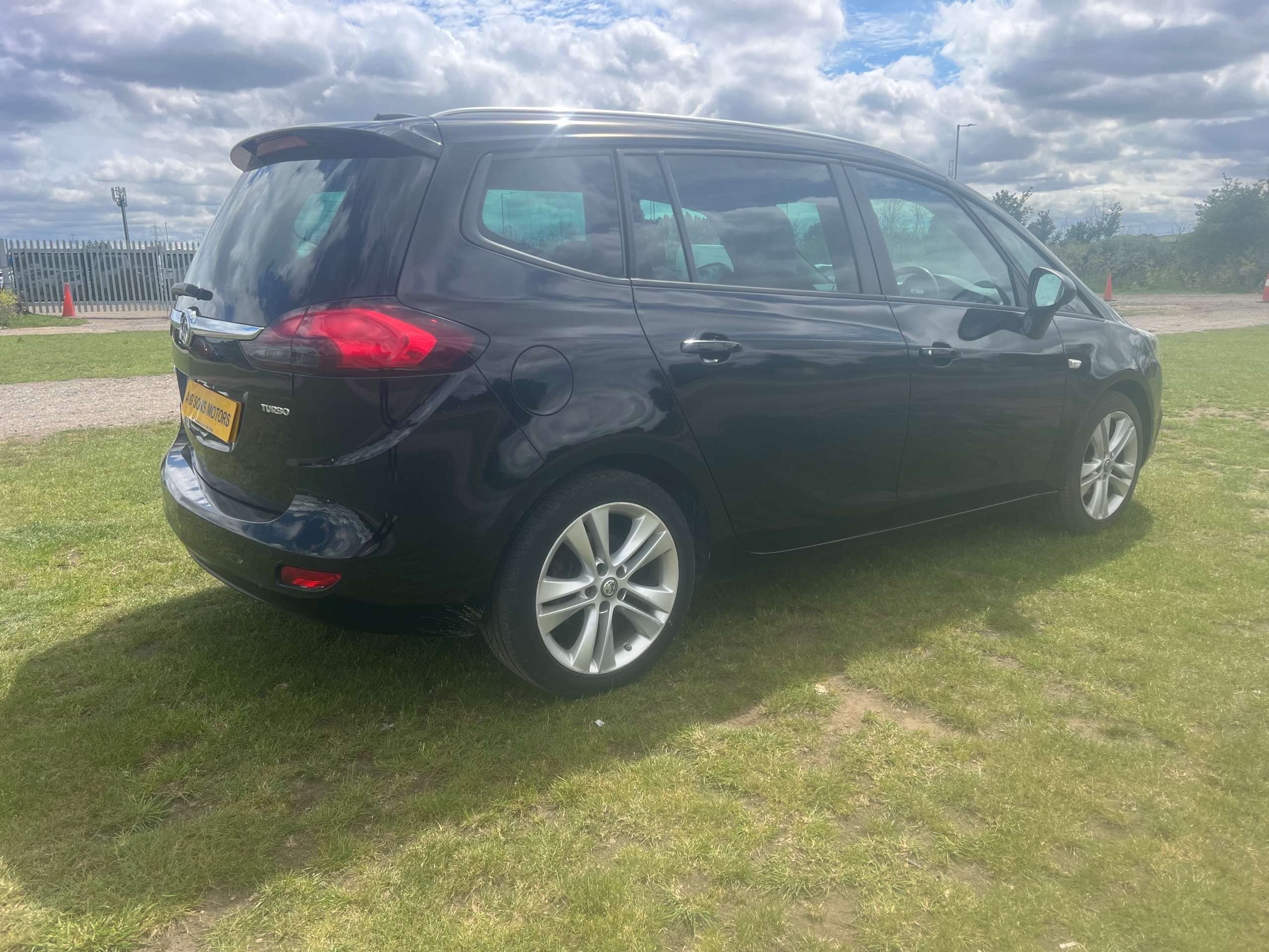 A 2017 VAUXHALL ZAFIRA TOURER 1.4i Turbo SRi MPV 5dr Petrol Manual Euro 6 (140 ps) A 2017 VAUXHALL ZAFIRA TOURER 1.4i Turbo SRi MPV 5dr Petrol Manual Euro 6 (140 ps)