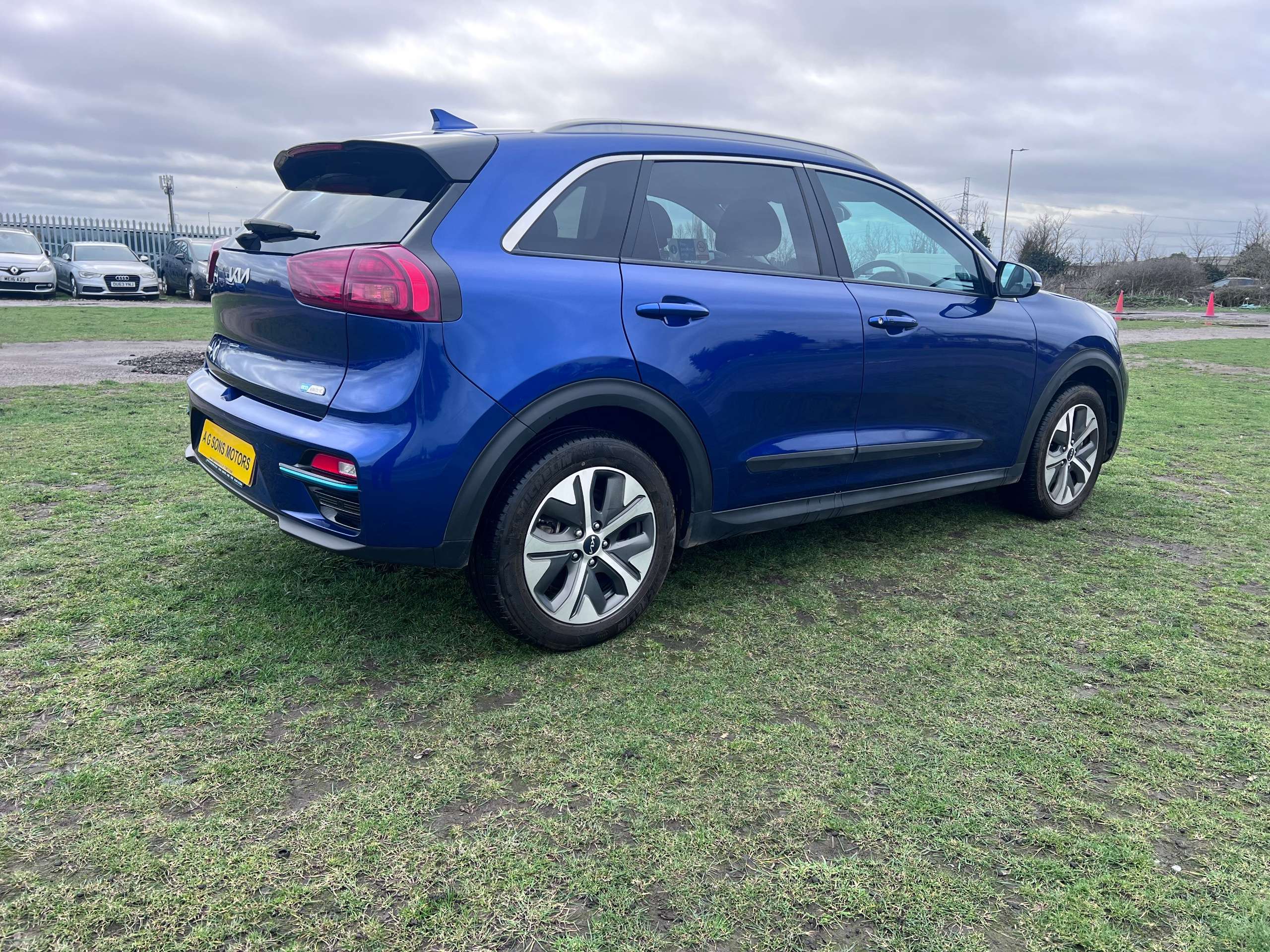 A 2022 KIA NIRO 2 A 2022 KIA NIRO 2