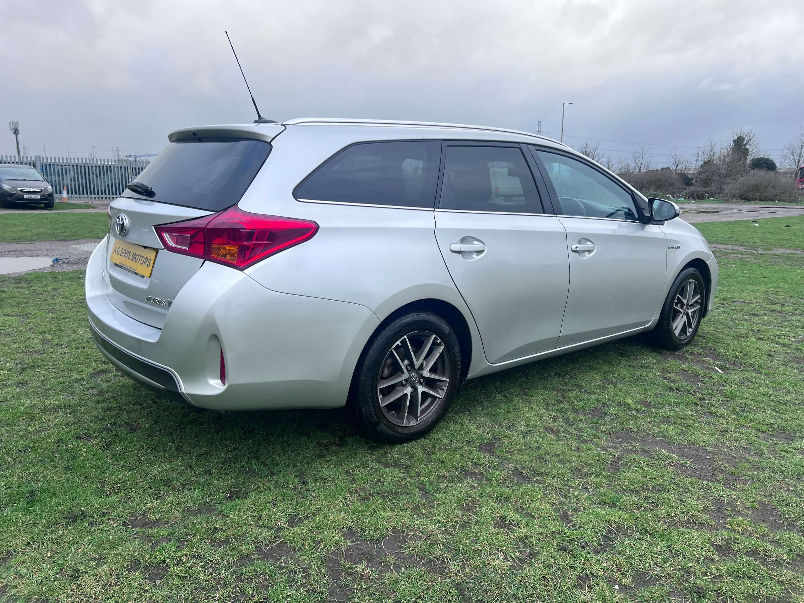 A 2014 TOYOTA AURIS 1.8 VVT-h Icon+ Touring Sports 5dr Petrol Hybrid CVT Euro 5 (s/s) (136 ps) A 2014 TOYOTA AURIS 1.8 VVT-h Icon+ Touring Sports 5dr Petrol Hybrid CVT Euro 5 (s/s) (136 ps)