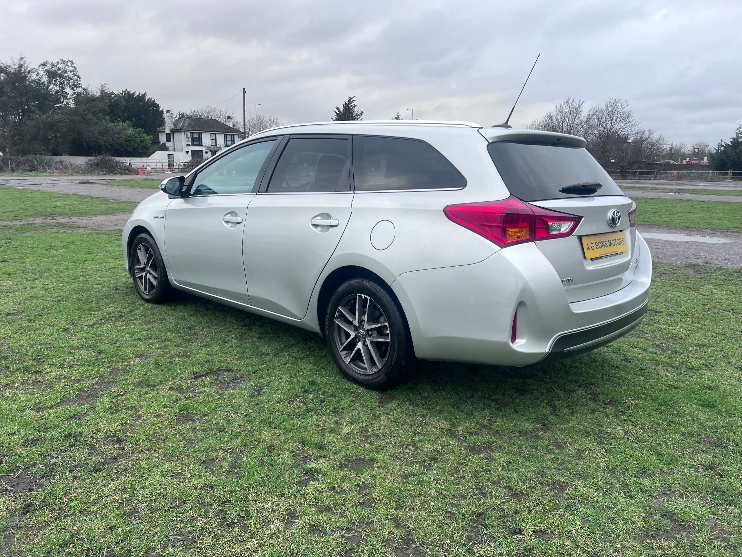 A 2014 TOYOTA AURIS 1.8 VVT-h Icon+ Touring Sports 5dr Petrol Hybrid CVT Euro 5 (s/s) (136 ps) A 2014 TOYOTA AURIS 1.8 VVT-h Icon+ Touring Sports 5dr Petrol Hybrid CVT Euro 5 (s/s) (136 ps)