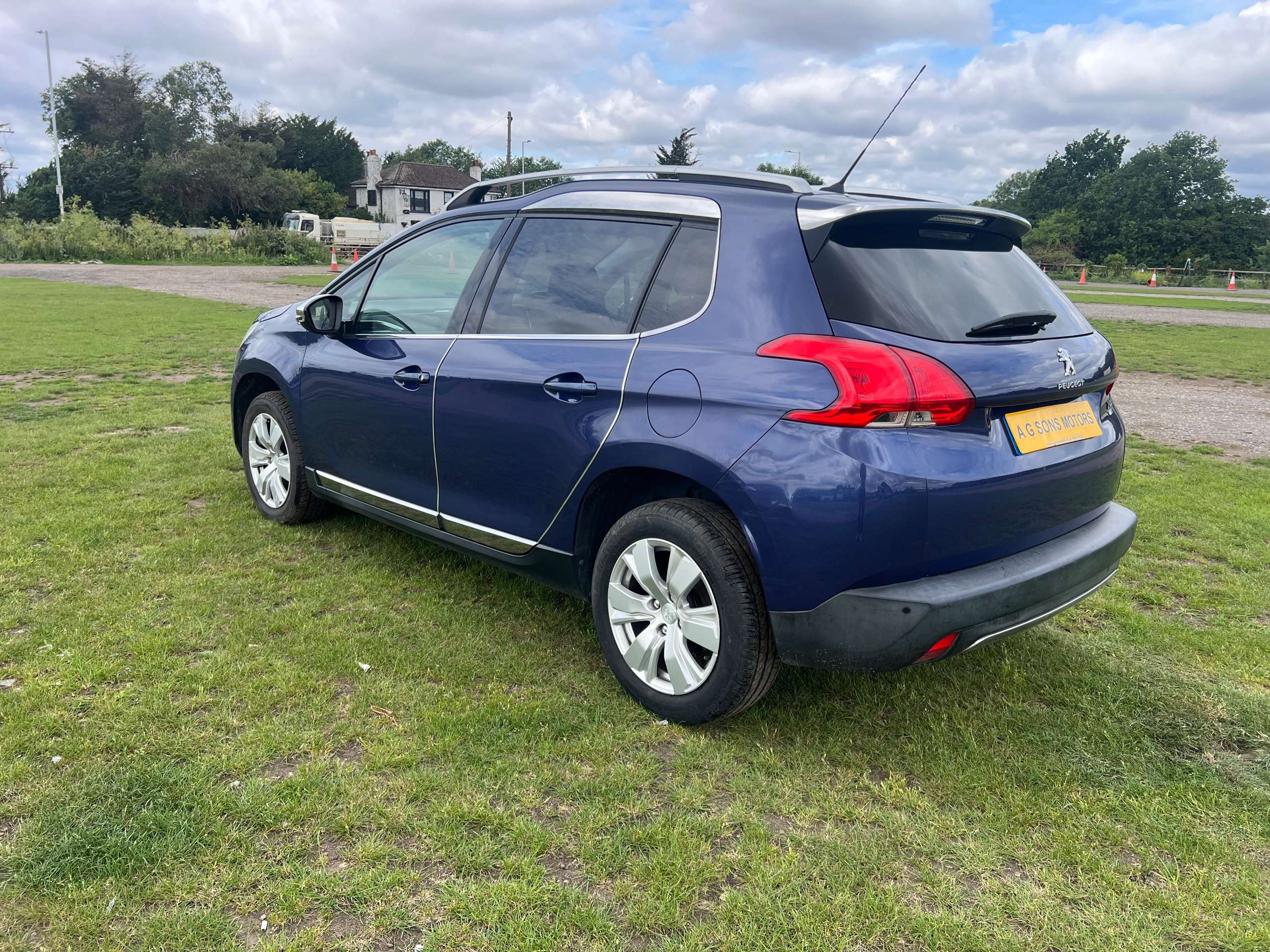 A 2015 PEUGEOT 2008 1.6 e-HDi Allure SUV 5dr Diesel EGC Euro 5 (s/s) (92 ps) A 2015 PEUGEOT 2008 1.6 e-HDi Allure SUV 5dr Diesel EGC Euro 5 (s/s) (92 ps)