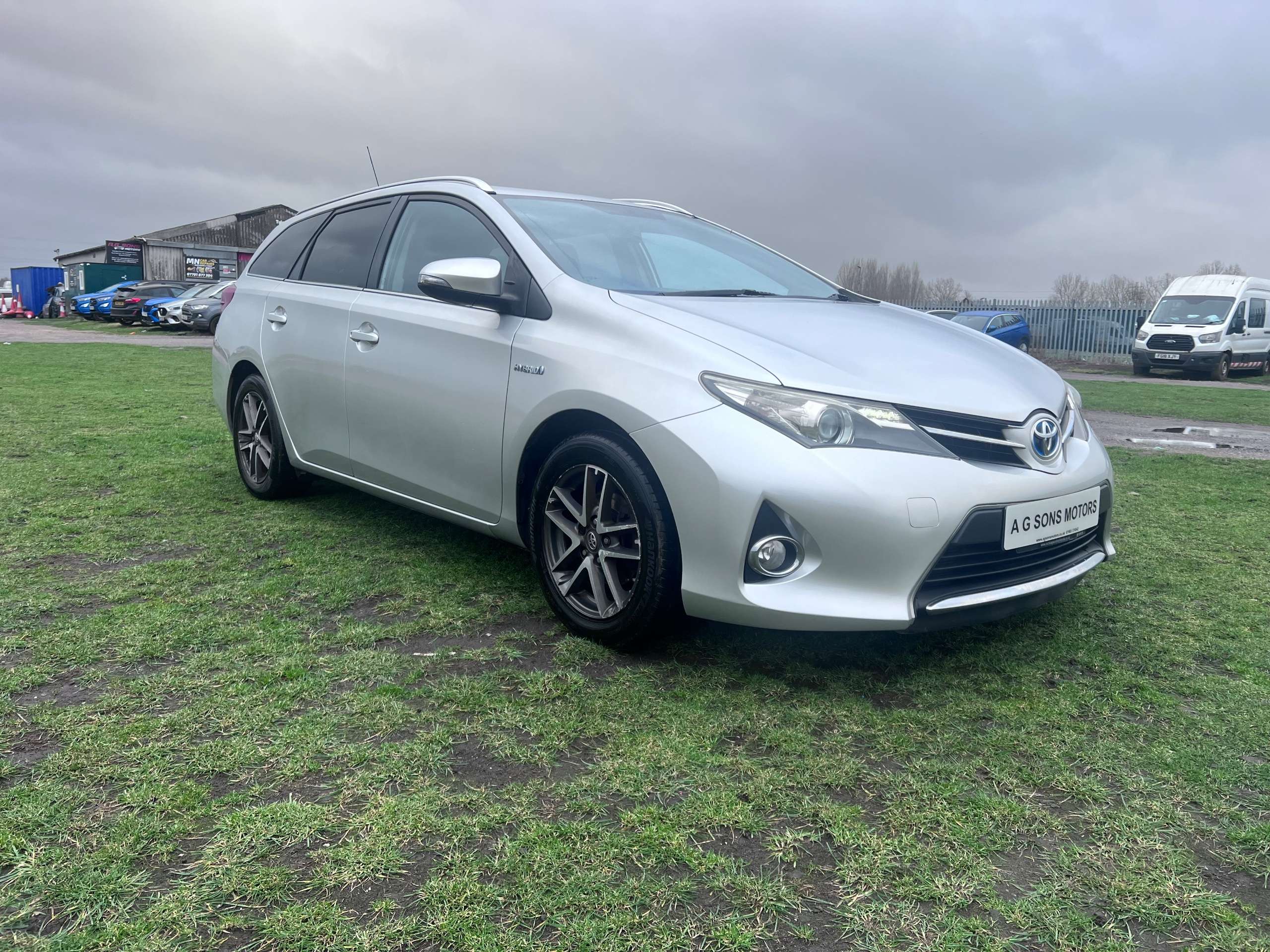 A 2014 TOYOTA AURIS 1.8 VVT-h Icon+ Touring Sports 5dr Petrol Hybrid CVT Euro 5 (s/s) (136 ps) A 2014 TOYOTA AURIS 1.8 VVT-h Icon+ Touring Sports 5dr Petrol Hybrid CVT Euro 5 (s/s) (136 ps)