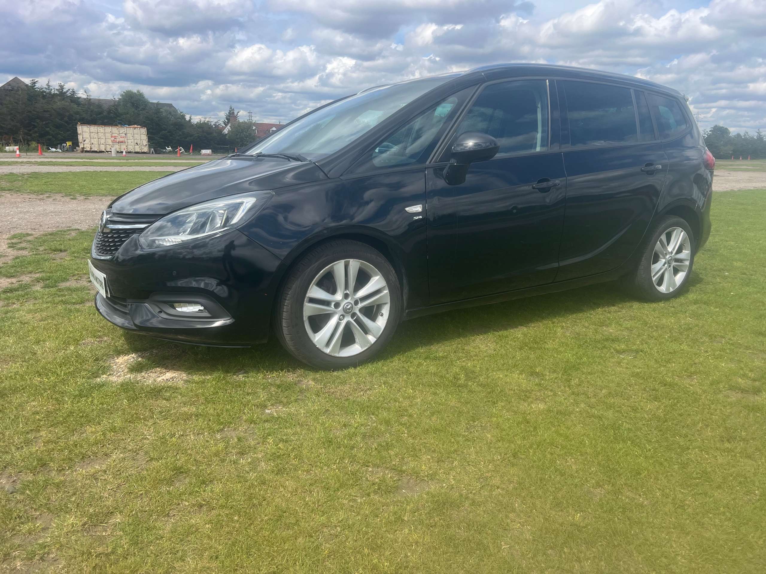 A 2017 VAUXHALL ZAFIRA TOURER 1.4i Turbo SRi MPV 5dr Petrol Manual Euro 6 (140 ps) A 2017 VAUXHALL ZAFIRA TOURER 1.4i Turbo SRi MPV 5dr Petrol Manual Euro 6 (140 ps)