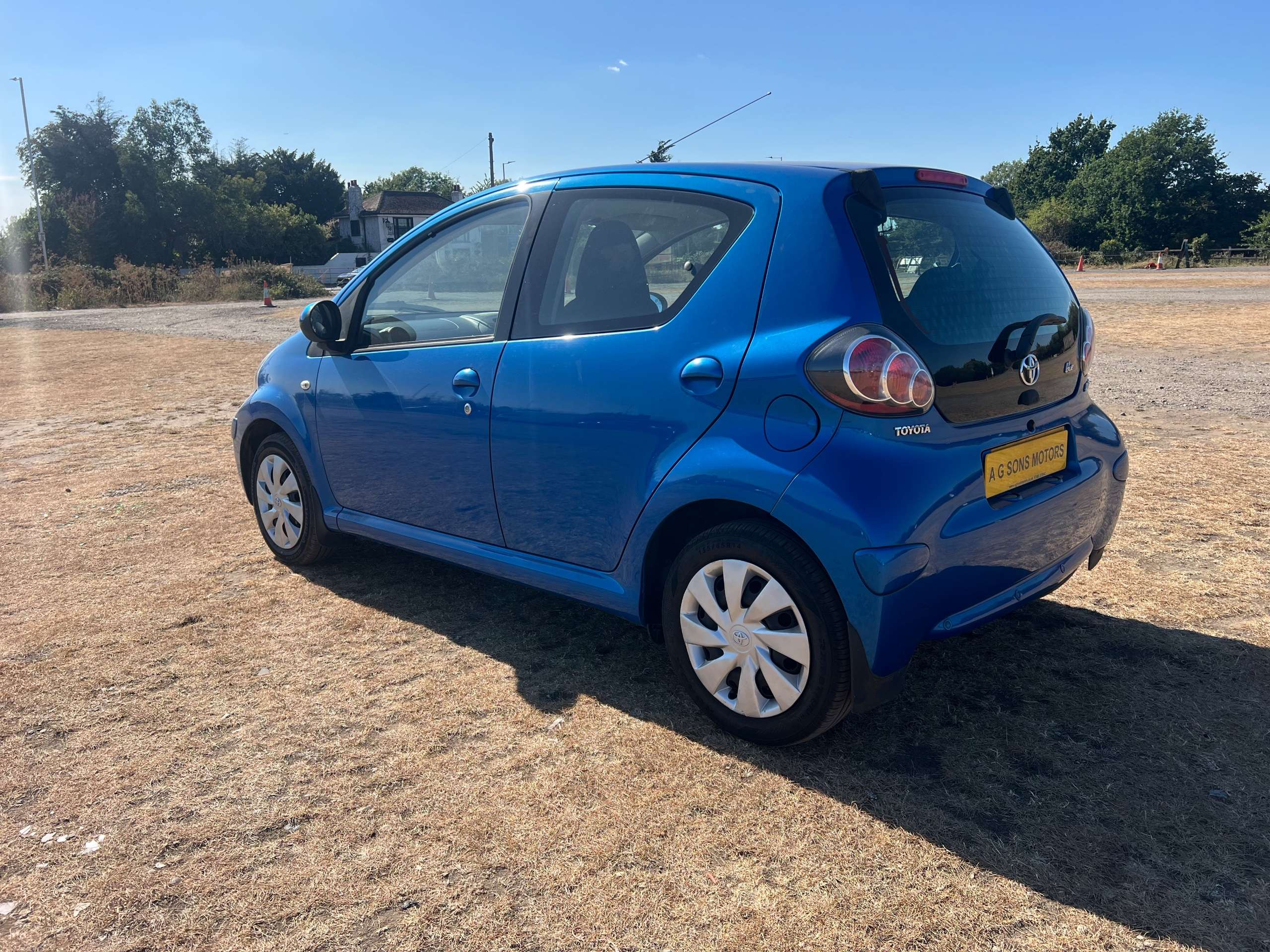 A 2011 TOYOTA AYGO 1.0 VVT-i Blue Hatchback 5dr Petrol MultiMode Euro 4 (67 bhp) A 2011 TOYOTA AYGO 1.0 VVT-i Blue Hatchback 5dr Petrol MultiMode Euro 4 (67 bhp)