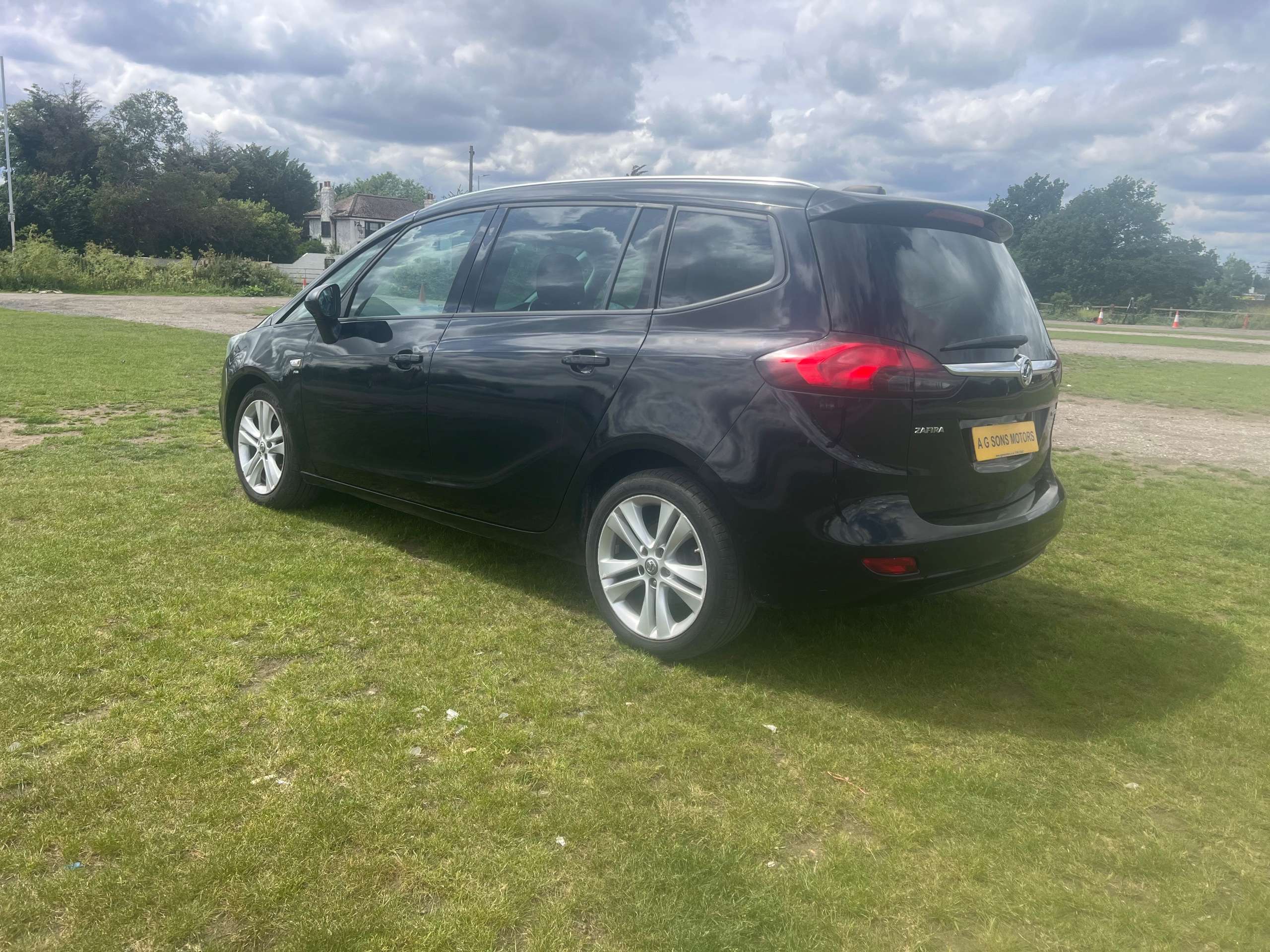 A 2017 VAUXHALL ZAFIRA TOURER 1.4i Turbo SRi MPV 5dr Petrol Manual Euro 6 (140 ps) A 2017 VAUXHALL ZAFIRA TOURER 1.4i Turbo SRi MPV 5dr Petrol Manual Euro 6 (140 ps)