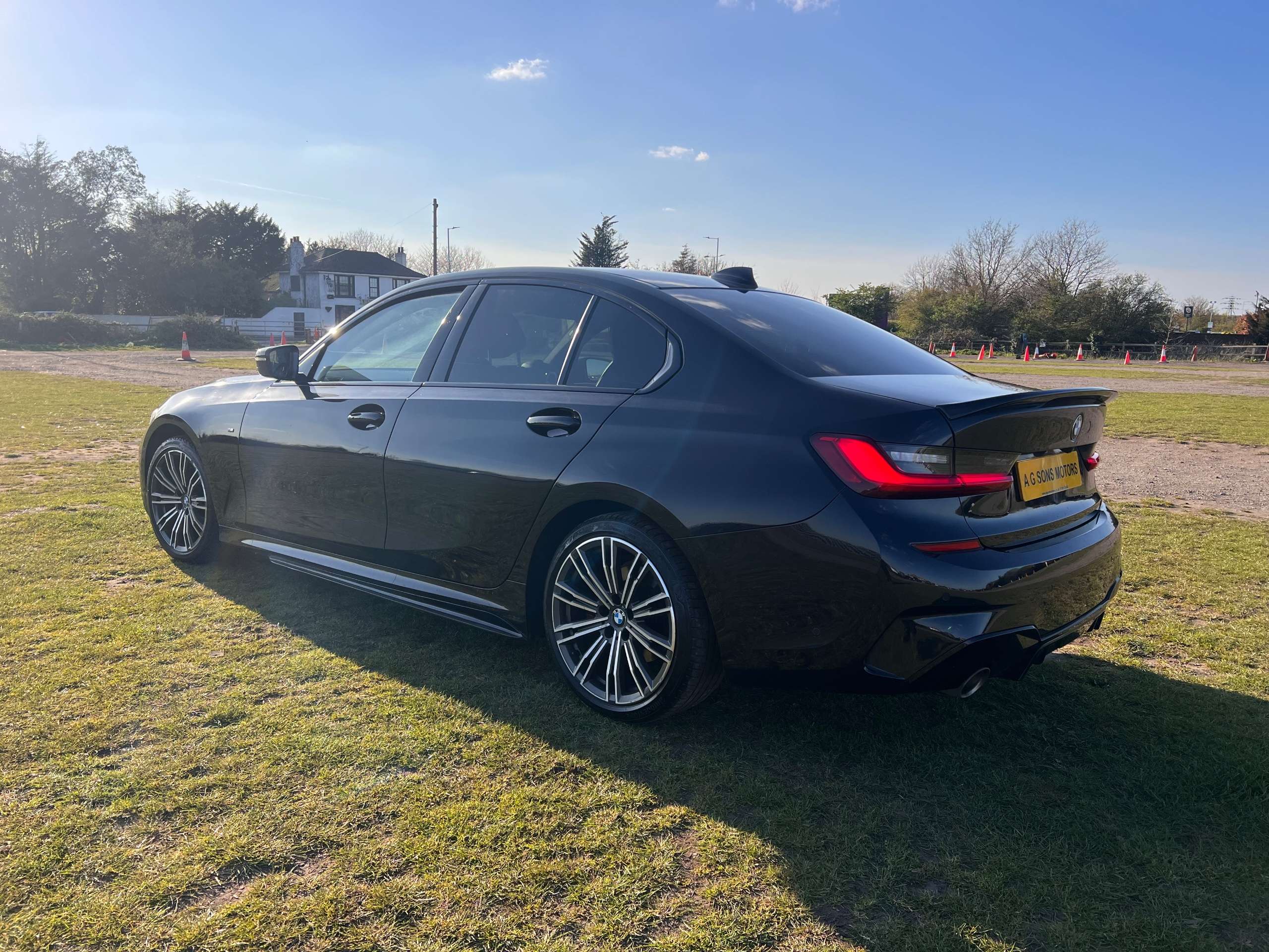 A 2019 BMW 3 SERIES 2.0 320d M Sport Saloon 4dr Diesel Auto Euro 6 (s/s) (190 ps) A 2019 BMW 3 SERIES 2.0 320d M Sport Saloon 4dr Diesel Auto Euro 6 (s/s) (190 ps)