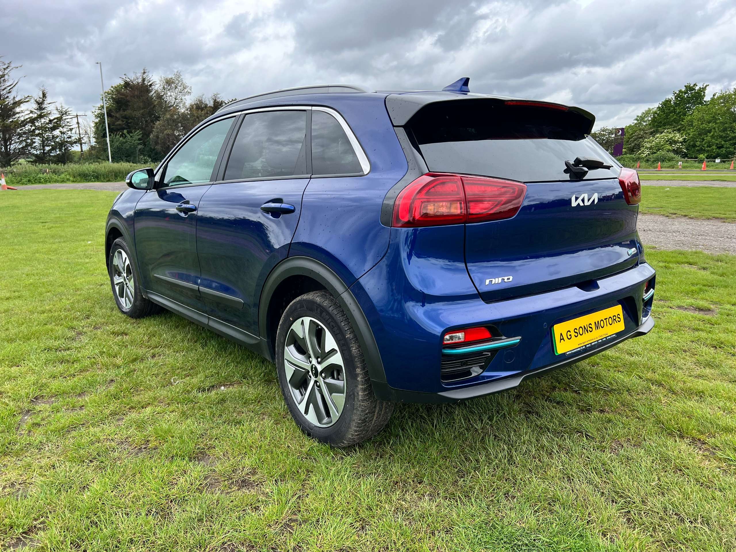 A 2022 KIA NIRO 2 A 2022 KIA NIRO 2