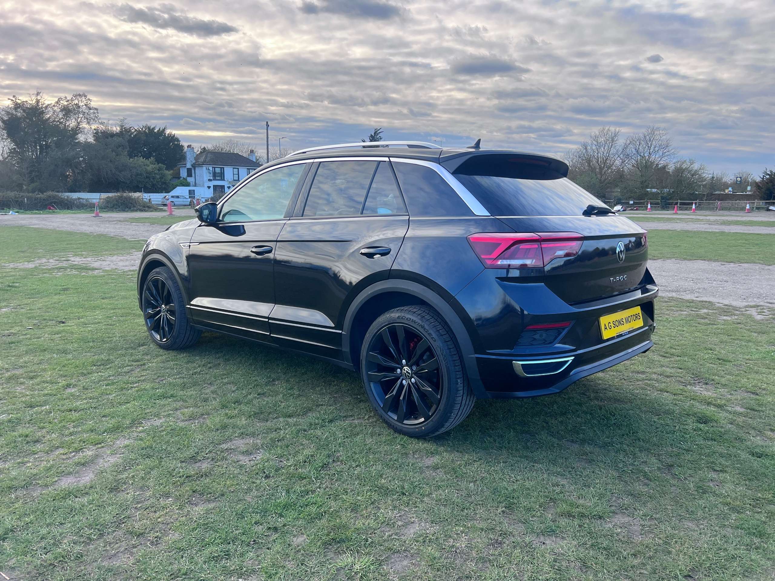 A 2021 VOLKSWAGEN T-ROC 1.5 TSI GPF EVO R-Line SUV 5dr Petrol DSG Euro 6 (s/s) (150 ps) A 2021 VOLKSWAGEN T-ROC 1.5 TSI GPF EVO R-Line SUV 5dr Petrol DSG Euro 6 (s/s) (150 ps)