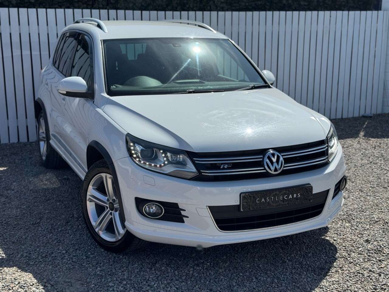 A 2014 VOLKSWAGEN TIGUAN 2.0 TDI BlueMotion Tech R-Line SUV 5dr Diesel Manual 4WD Euro 5 (s/s) (Nav) A 2014 VOLKSWAGEN TIGUAN 2.0 TDI BlueMotion Tech R-Line SUV 5dr Diesel Manual 4WD Euro 5 (s/s) (Nav)