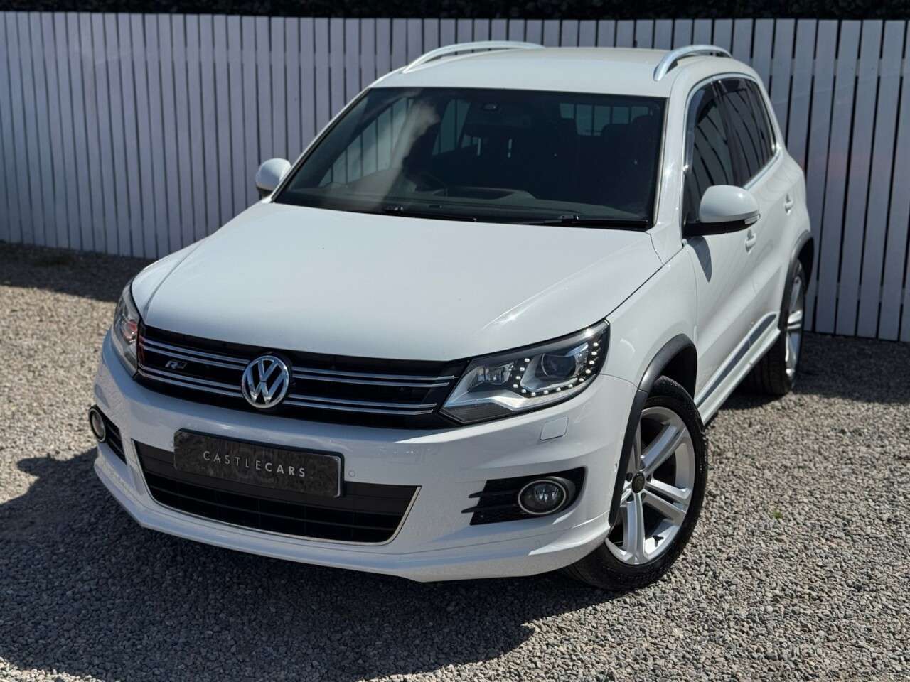 A 2014 VOLKSWAGEN TIGUAN 2.0 TDI BlueMotion Tech R-Line SUV 5dr Diesel Manual 4WD Euro 5 (s/s) (Nav) A 2014 VOLKSWAGEN TIGUAN 2.0 TDI BlueMotion Tech R-Line SUV 5dr Diesel Manual 4WD Euro 5 (s/s) (Nav)