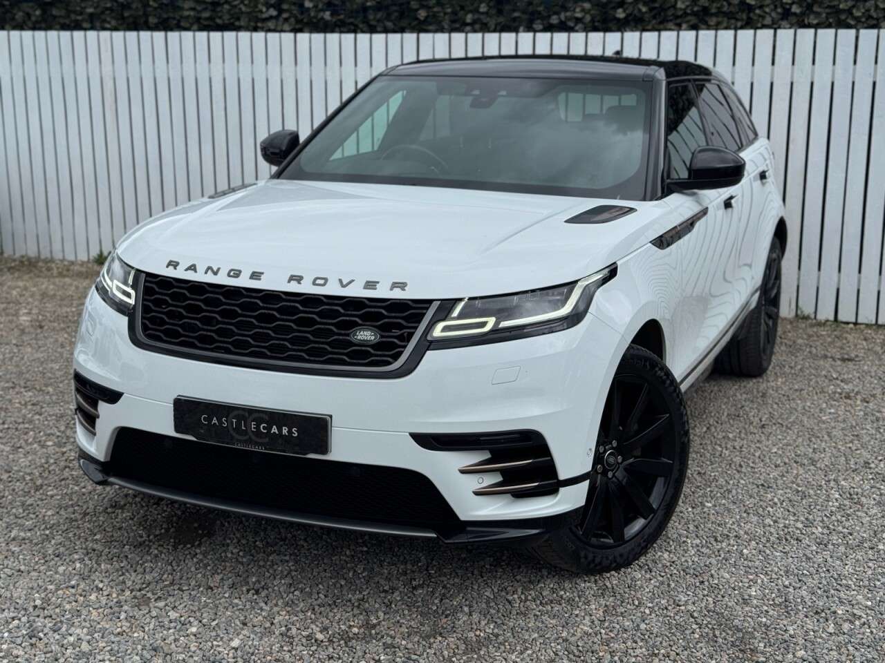 A 2018 LAND ROVER RANGE ROVER VELAR 2.0 D240 R-Dynamic SE SUV 5dr Diesel Auto 4WD Euro 6 (s/s) (240 ps) A 2018 LAND ROVER RANGE ROVER VELAR 2.0 D240 R-Dynamic SE SUV 5dr Diesel Auto 4WD Euro 6 (s/s) (240 ps)