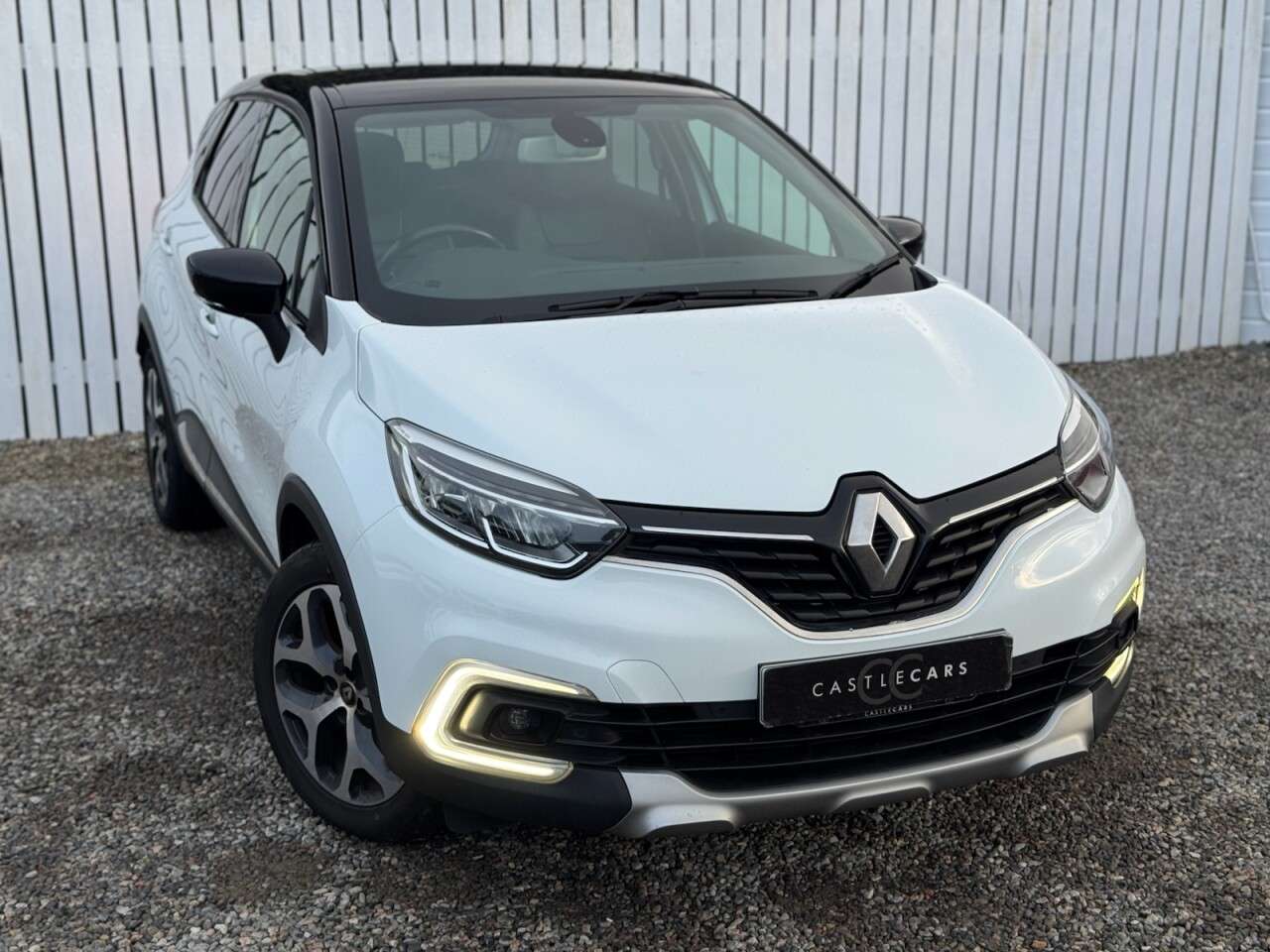A 2018 RENAULT CAPTUR 1.2 TCe ENERGY Signature X Nav SUV 5dr Petrol EDC Euro 6 (s/s) (120 ps) A 2018 RENAULT CAPTUR 1.2 TCe ENERGY Signature X Nav SUV 5dr Petrol EDC Euro 6 (s/s) (120 ps)