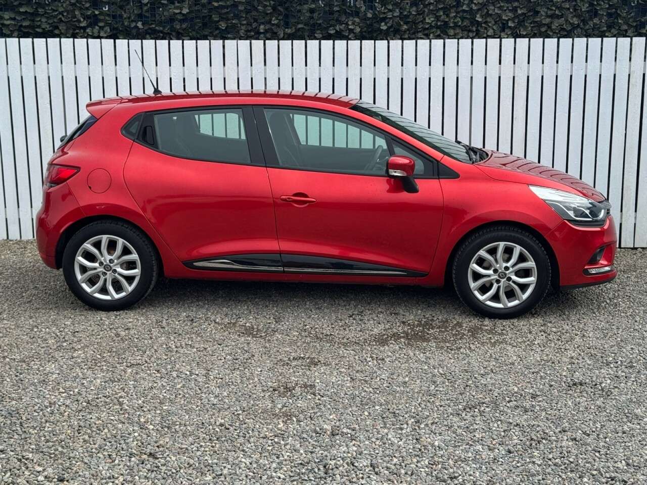 A 2018 RENAULT CLIO 1.2 16V Dynamique Nav Hatchback 5dr Petrol Manual Euro 6 (75 ps) A 2018 RENAULT CLIO 1.2 16V Dynamique Nav Hatchback 5dr Petrol Manual Euro 6 (75 ps)
