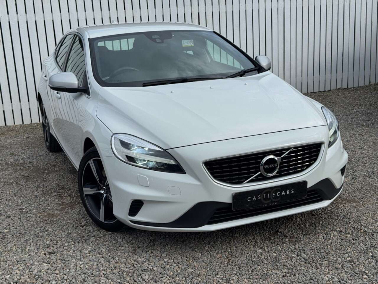 A 2019 VOLVO V40 2.0 T2 GPF R-Design Hatchback 5dr Petrol Manual Euro 6 (s/s) (122 ps) A 2019 VOLVO V40 2.0 T2 GPF R-Design Hatchback 5dr Petrol Manual Euro 6 (s/s) (122 ps)