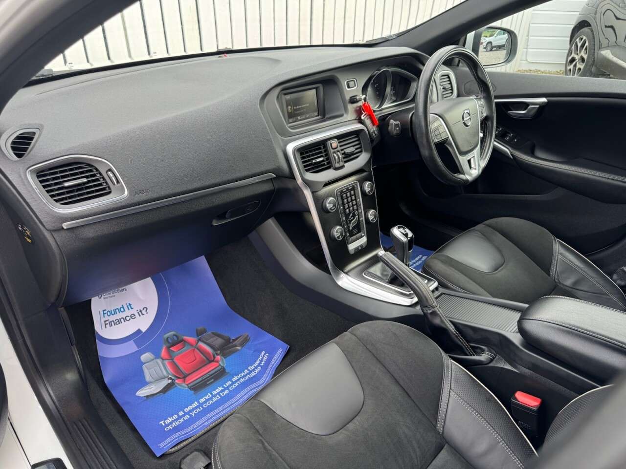 2019 VOLVO V40 2019 VOLVO V40