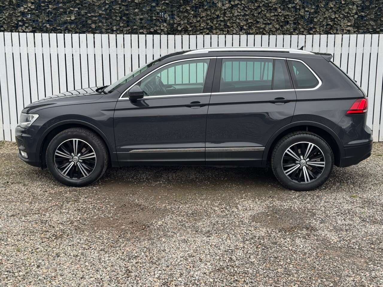 A 2017 VOLKSWAGEN TIGUAN 2.0 TDI SE Navigation SUV 5dr Diesel DSG 4Motion Euro 6 (s/s) (150 ps) A 2017 VOLKSWAGEN TIGUAN 2.0 TDI SE Navigation SUV 5dr Diesel DSG 4Motion Euro 6 (s/s) (150 ps)