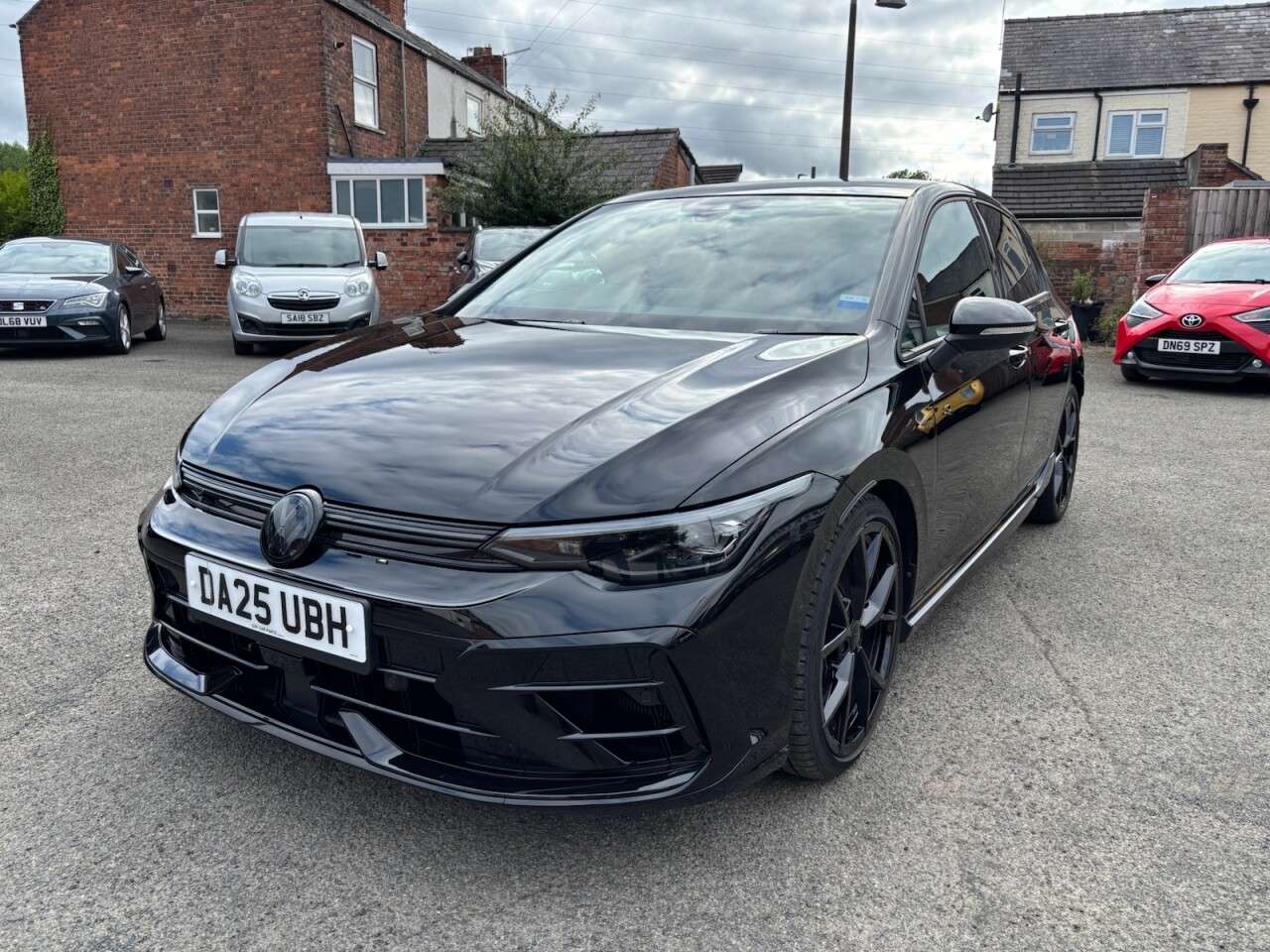 A 2025 VOLKSWAGEN GOLF 2.0 TSI R Black Edition Hatchback 5dr Petrol DSG 4Motion Euro 6 (s/s) (333 A 2025 VOLKSWAGEN GOLF 2.0 TSI R Black Edition Hatchback 5dr Petrol DSG 4Motion Euro 6 (s/s) (333