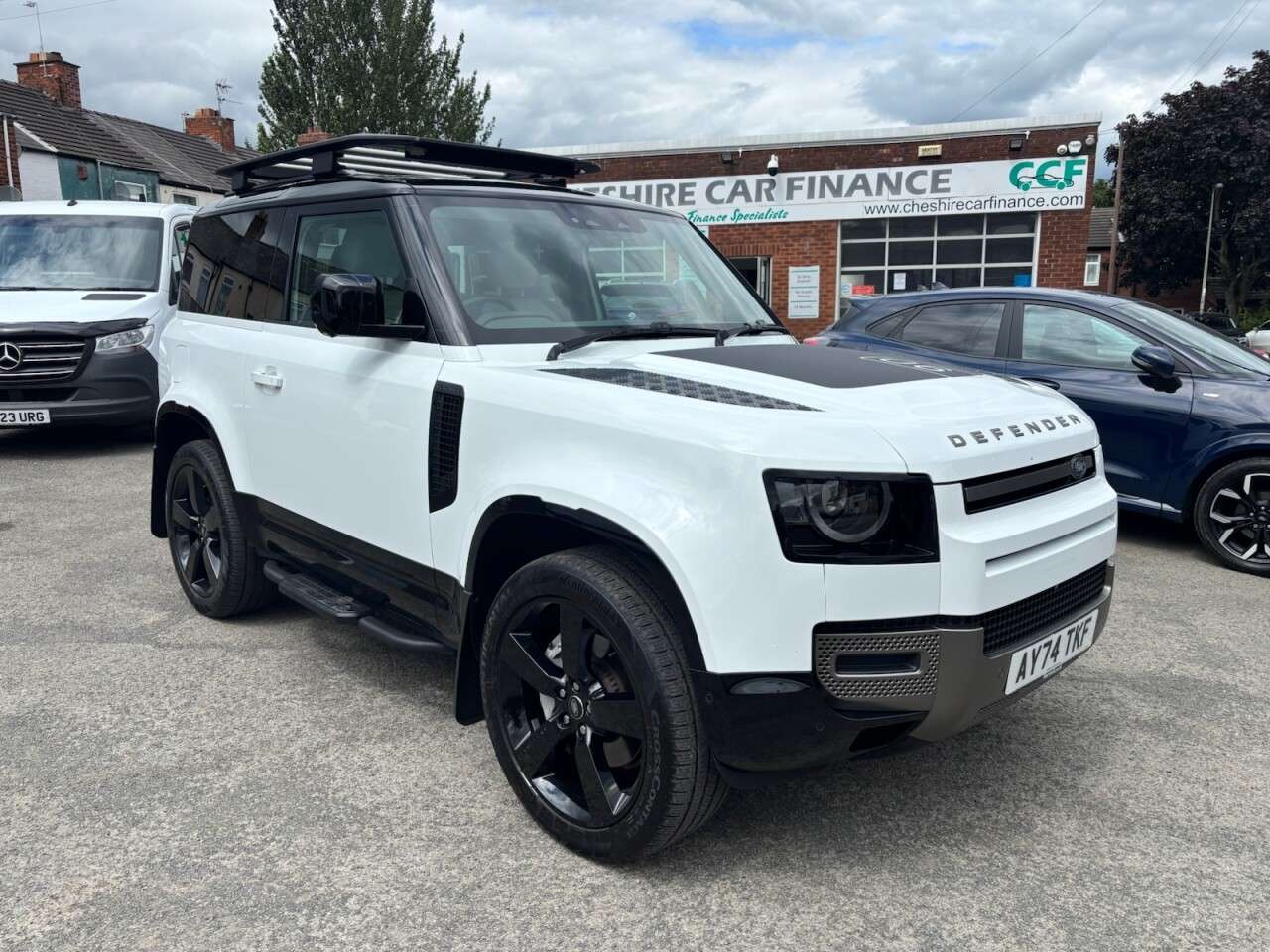 A 2024 LAND ROVER DEFENDER 90 3.0 D350 MHEV X-Dynamic SE SUV 3dr Diesel Auto 4WD Euro 6 (s/s) (350 ps) A 2024 LAND ROVER DEFENDER 90 3.0 D350 MHEV X-Dynamic SE SUV 3dr Diesel Auto 4WD Euro 6 (s/s) (350 ps)
