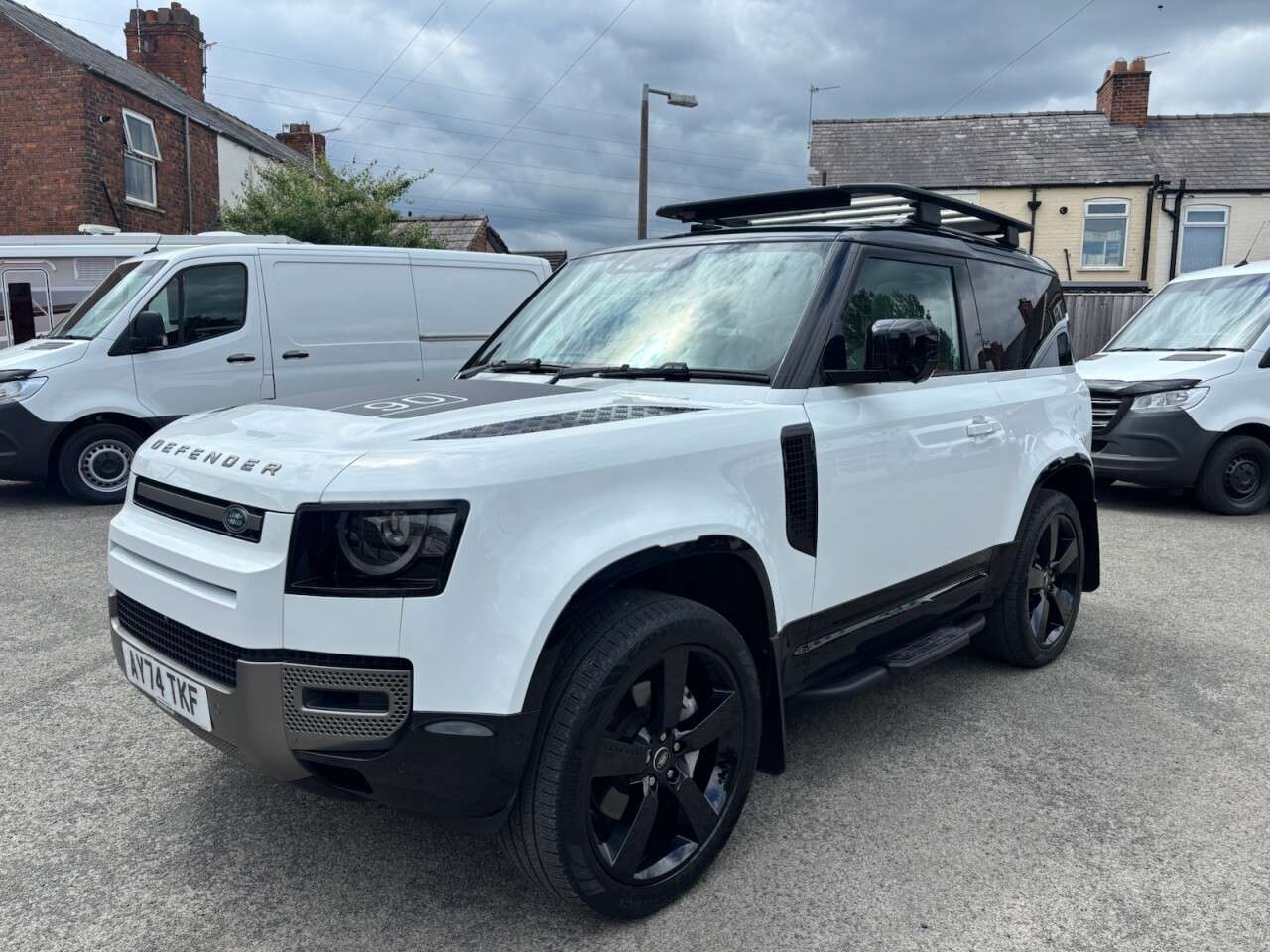 A 2024 LAND ROVER DEFENDER 90 3.0 D350 MHEV X-Dynamic SE SUV 3dr Diesel Auto 4WD Euro 6 (s/s) (350 ps) A 2024 LAND ROVER DEFENDER 90 3.0 D350 MHEV X-Dynamic SE SUV 3dr Diesel Auto 4WD Euro 6 (s/s) (350 ps)