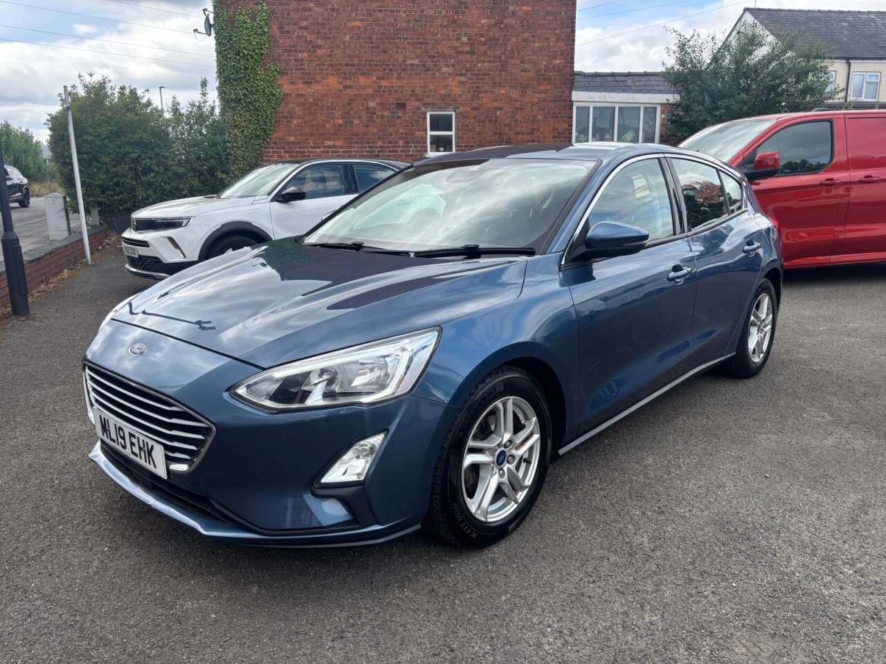 A 2019 FORD FOCUS 1.0T EcoBoost Zetec Hatchback 5dr Petrol Manual Euro 6 (s/s) (100 ps) A 2019 FORD FOCUS 1.0T EcoBoost Zetec Hatchback 5dr Petrol Manual Euro 6 (s/s) (100 ps)
