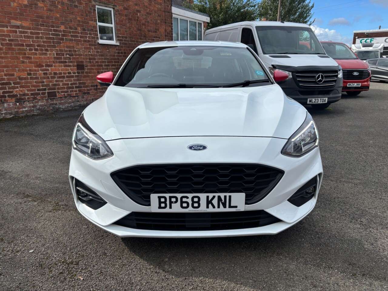 A 2019 FORD FOCUS 1.0T EcoBoost ST-Line Hatchback 5dr Petrol Auto Euro 6 (s/s) (125 ps) A 2019 FORD FOCUS 1.0T EcoBoost ST-Line Hatchback 5dr Petrol Auto Euro 6 (s/s) (125 ps)