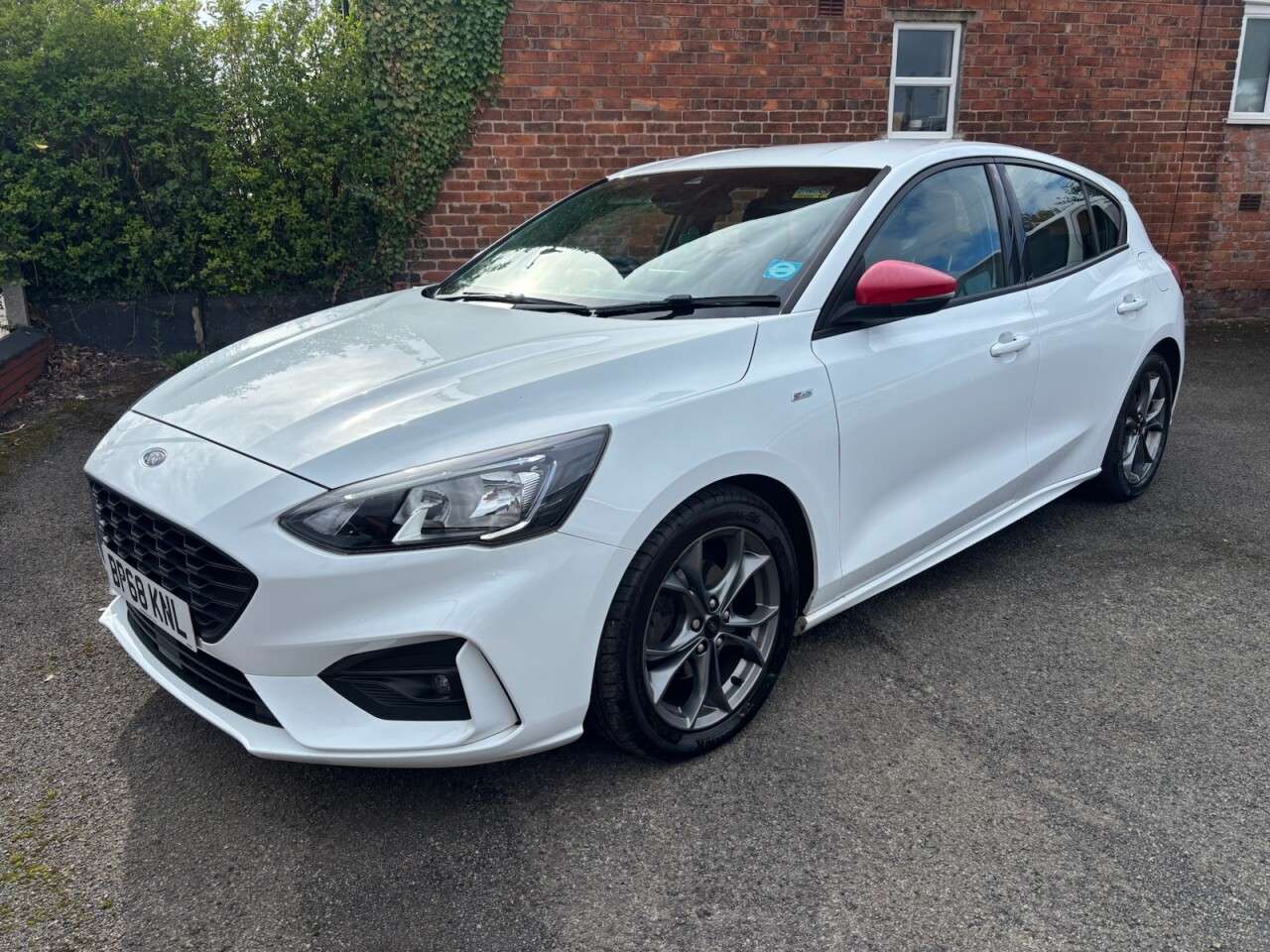A 2019 FORD FOCUS 1.0T EcoBoost ST-Line Hatchback 5dr Petrol Auto Euro 6 (s/s) (125 ps) A 2019 FORD FOCUS 1.0T EcoBoost ST-Line Hatchback 5dr Petrol Auto Euro 6 (s/s) (125 ps)