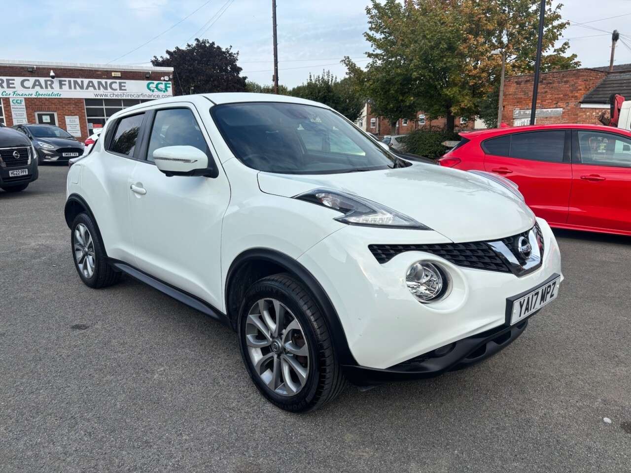 A 2017 NISSAN JUKE 1.6 Tekna SUV 5dr Petrol XTRON Euro 6 (117 ps) A 2017 NISSAN JUKE 1.6 Tekna SUV 5dr Petrol XTRON Euro 6 (117 ps)