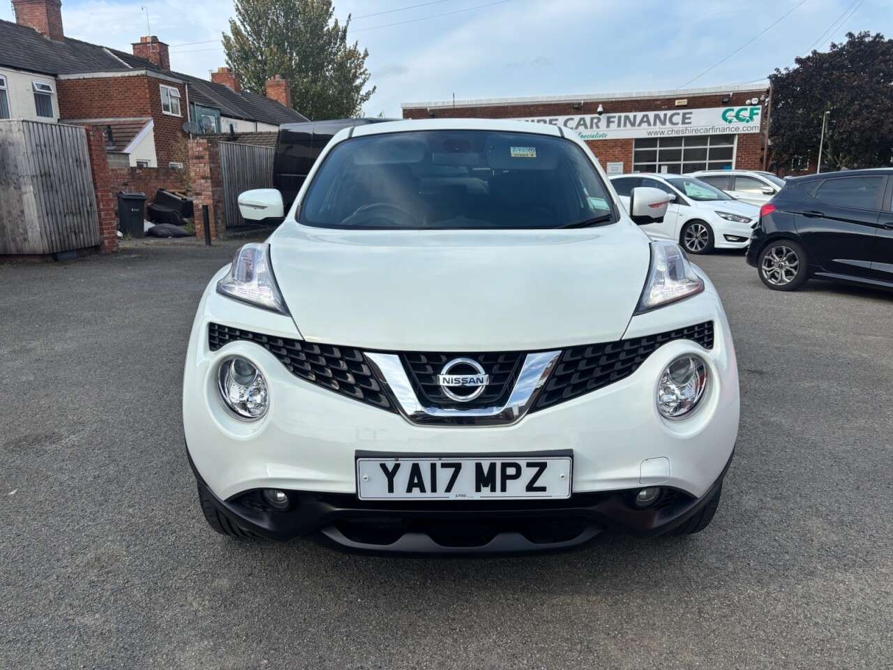 A 2017 NISSAN JUKE 1.6 Tekna SUV 5dr Petrol XTRON Euro 6 (117 ps) A 2017 NISSAN JUKE 1.6 Tekna SUV 5dr Petrol XTRON Euro 6 (117 ps)