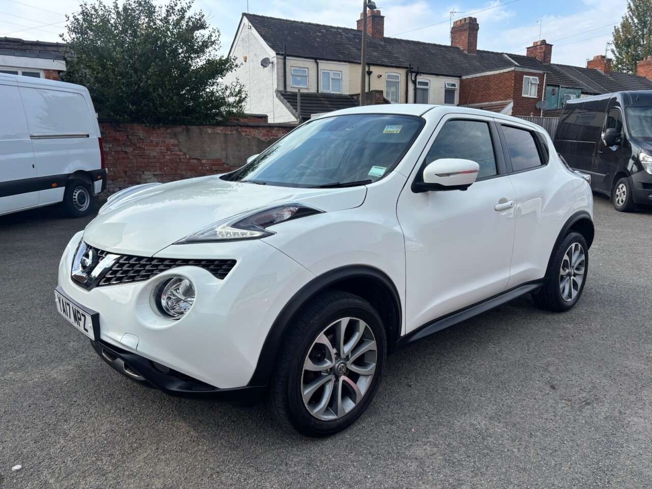 A 2017 NISSAN JUKE 1.6 Tekna SUV 5dr Petrol XTRON Euro 6 (117 ps) A 2017 NISSAN JUKE 1.6 Tekna SUV 5dr Petrol XTRON Euro 6 (117 ps)
