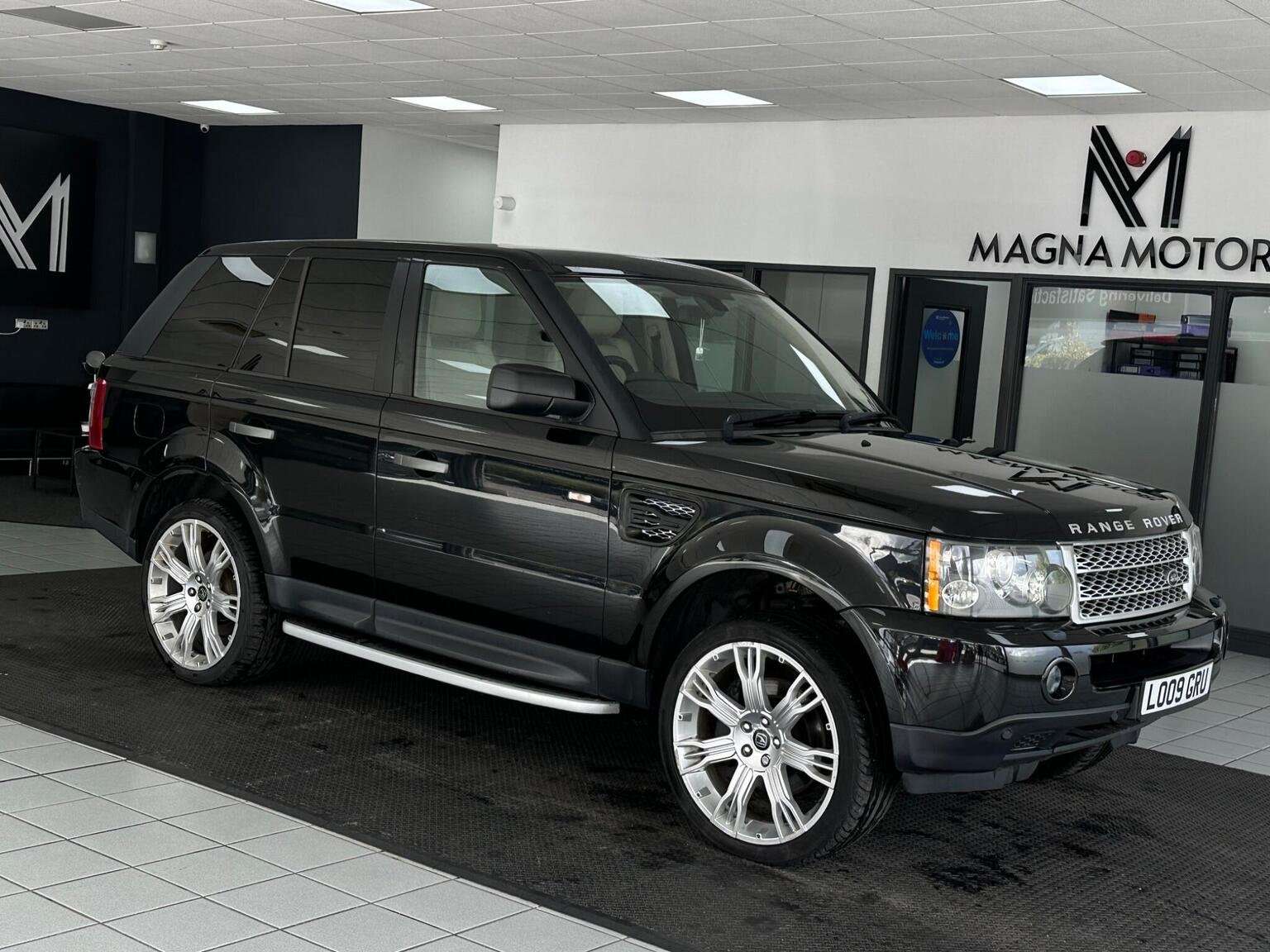 A 2009 LAND ROVER RANGE ROVER SPORT 2.7 TD V6 HSE Station Wagon 5dr A 2009 LAND ROVER RANGE ROVER SPORT 2.7 TD V6 HSE Station Wagon 5dr